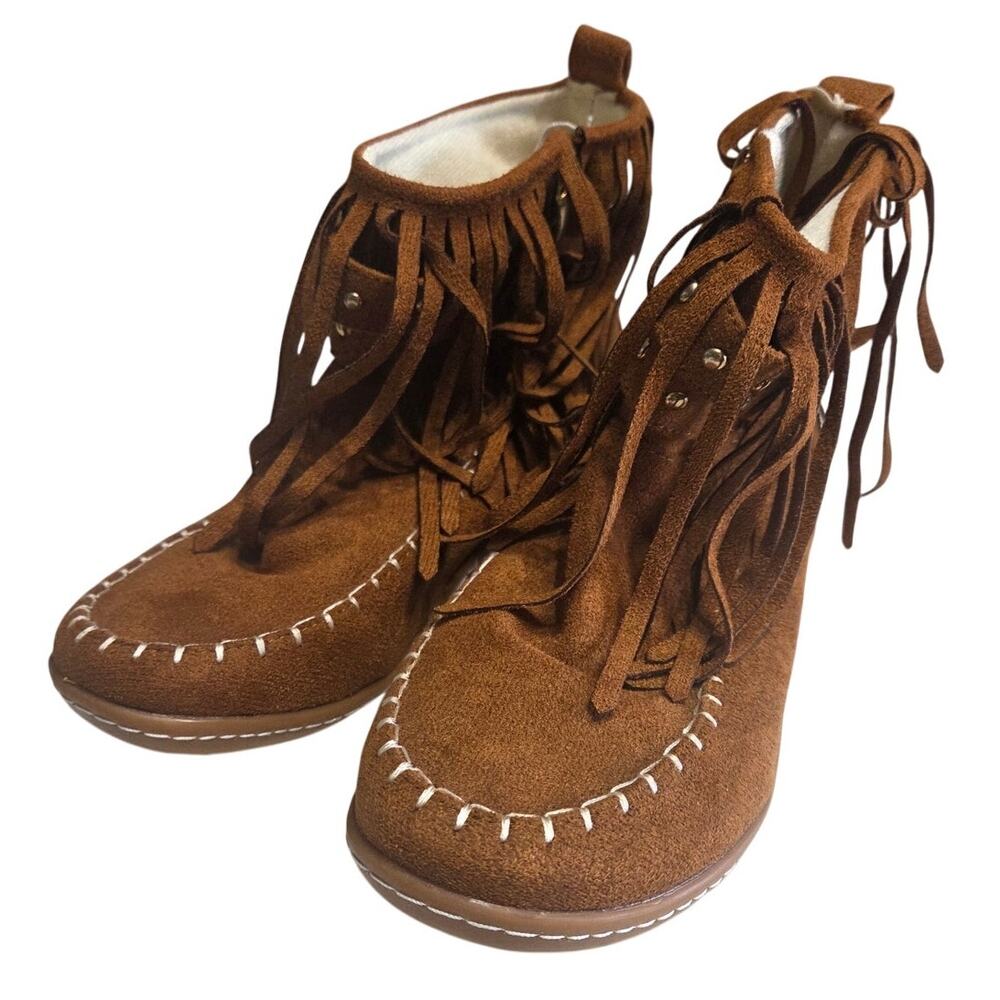 NWOT Fringe Moccasin Boots – 8.5